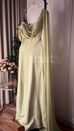 فستان ناعم تفاحي بشال طويل