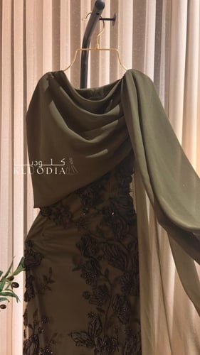فستان ساتر لون زيتي بشال منسدل
