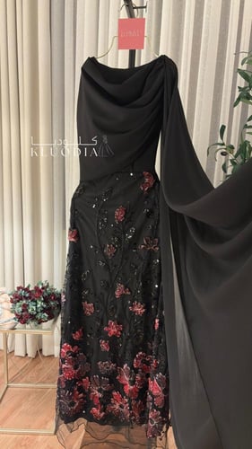 فستان اسود ساتر بتدخيلة ورد احمر
