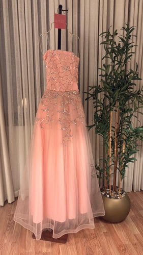 فستان مناسبات وردي بفصوص مع شال منفصل