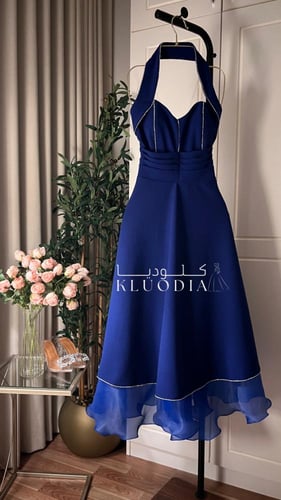 فستان كريب بخطوط كريستال لون ازرق