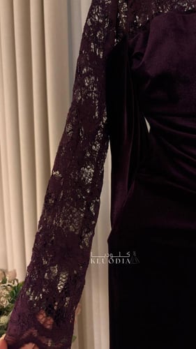 فستان مخمل ساتر ب اكمام دانتيل