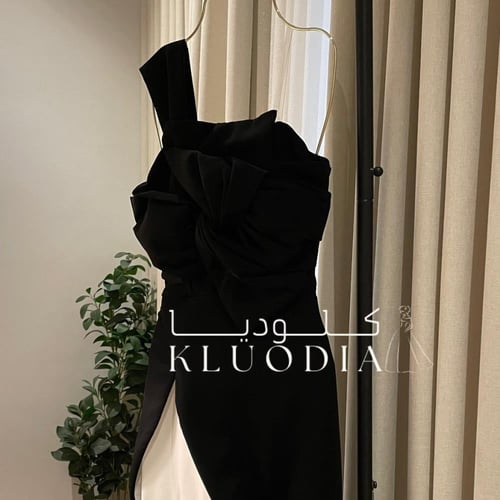 فستان فخم بفيونكه في الصدر