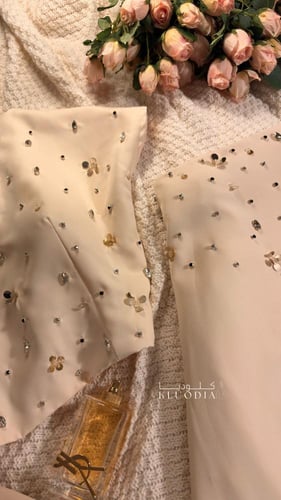 طقم عيد انيق مزين بفصوص لون بيج