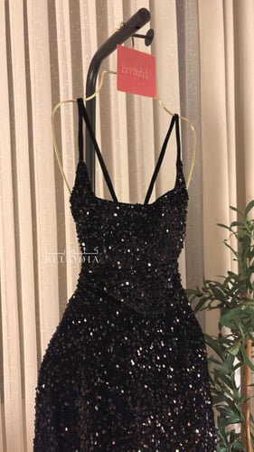 فستان مخمل بترتر اسود بذهبي ميدي