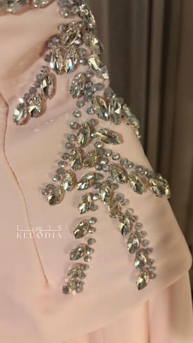 فستان وردي ناعم