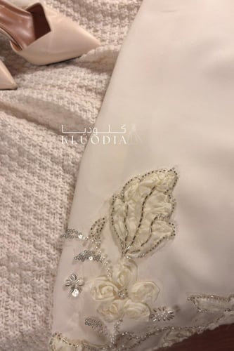 طقم عيد فخم ب اكمام وتنوره مطرزه