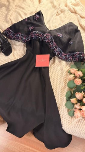 فستان اسود ساتر مورد