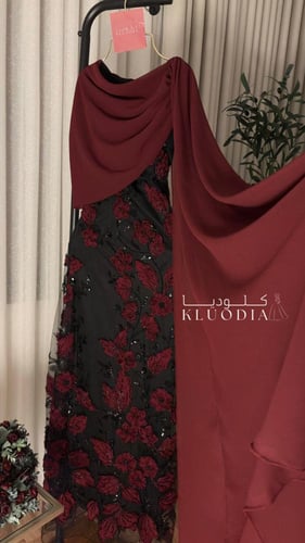 فستان سهرة فخم بشال عودي منسدل