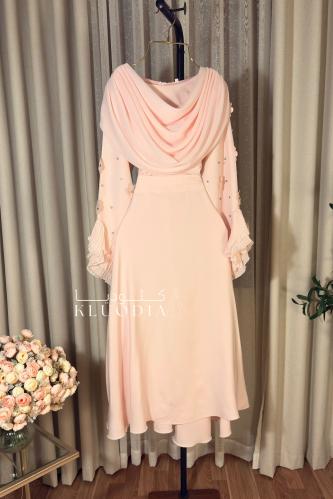 فستان عيد ساتر لون وردي ب اكمام واسعه مزينه بالورد