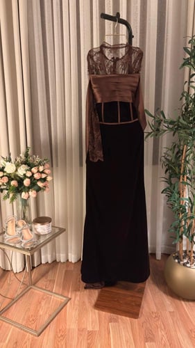 فستان مخمل ودانتيل لون بني انيق