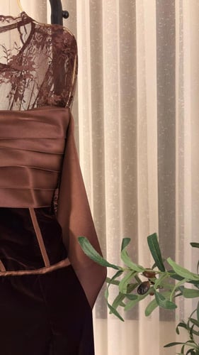 فستان مخمل ودانتيل لون بني انيق