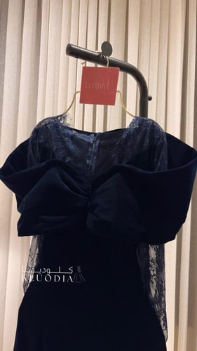 فستان كحلي مخمل ب اكمام دانتيل