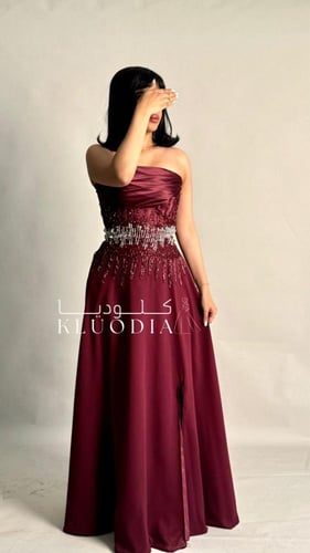 فستان عودي مطرز