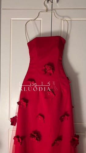 فستان احمر توب بتدخيلة ورود واكمام منفصله