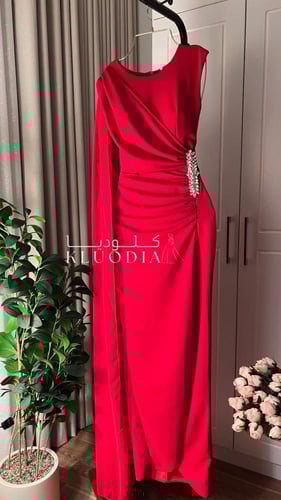 فستان احمر ناعم بشال وقطعة كرستال