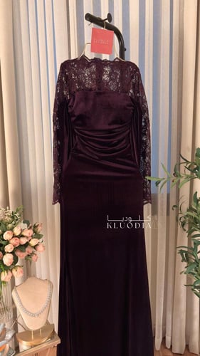 فستان مخمل ساتر ب اكمام دانتيل