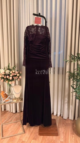 فستان مخمل ساتر ب اكمام دانتيل