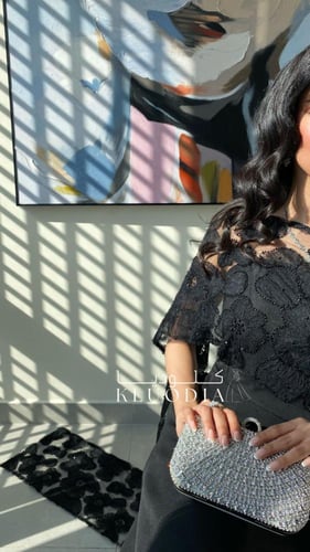 فستان اسود طويل بشال جانبي منسدل