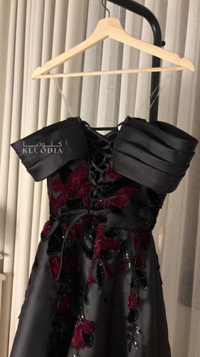 فستان سهره اسود بتدخيلة ورود مخمليه