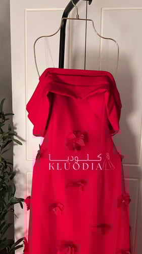 فستان احمر أوف شولدر بتدخيلة ورد