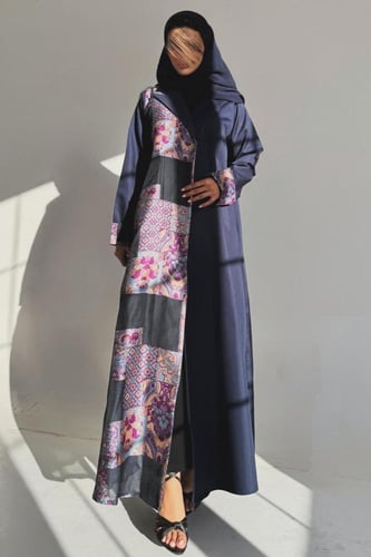 عباية كتان صيفي لون كحلي مزين بقماش مشجر وعلى الاك...