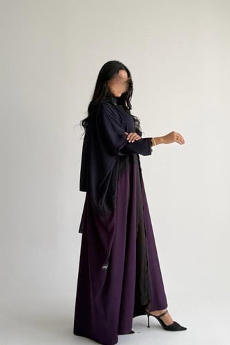 عباية كريب باللون الكحلي والبنفسجي مزينه بالدانتيل...