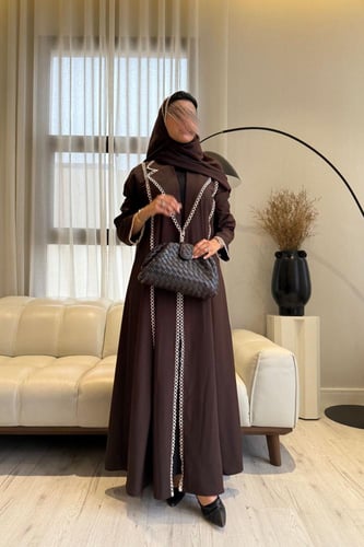 عباية كريب باللون البني مزين بشريط باللون البيج +...