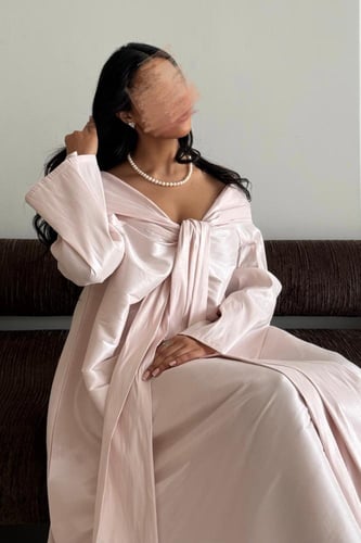 فستان أو جلابيه بقماش شانتون باللون البيبي بنك