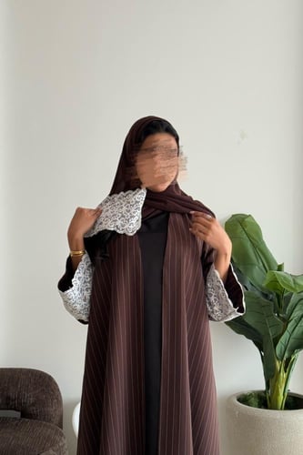 عباية كريب باللون البني مقلم بالأوف وايت مزين بدان...