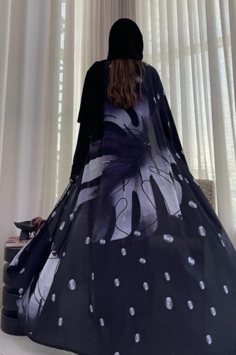 عبايه قماش اسود طباعه خاصه دانتيل بالإمام وعلى الا...