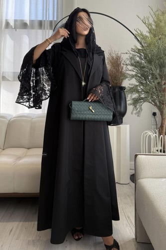 عباية كتان اسودمزينه بدانتيل على الاكمام +طرحه نصف...