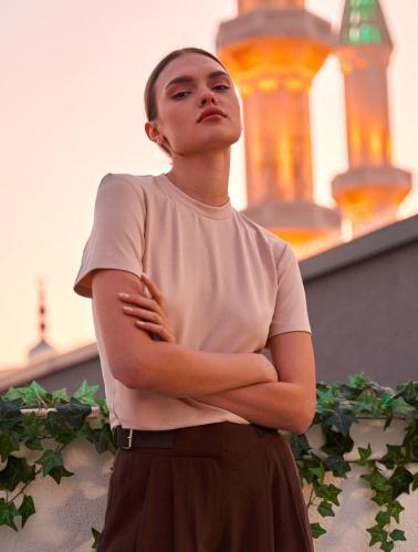 تيشيرت أساسي بقماش ناعم ومرن