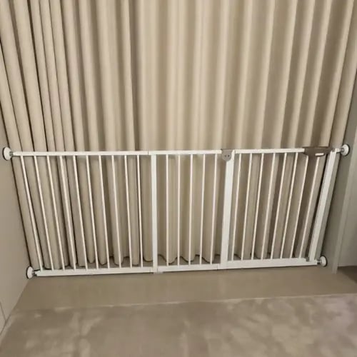 حاجز درج امان للاطفال العرض 104 سم ويتمدد الى 111...