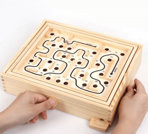 لعبة متاهة خشبية و تحدي التوازن
