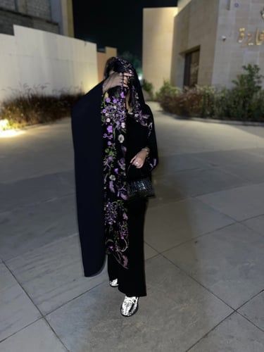 عبابه كريب اسود تل مطرز من الجهتين