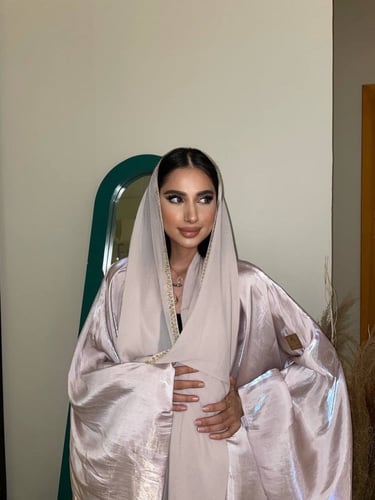 عبايه حرير لمعه لون بينك فاتح