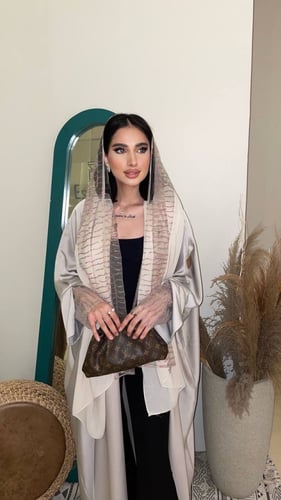 عباية بشت كريب حرير مع تل مطرز