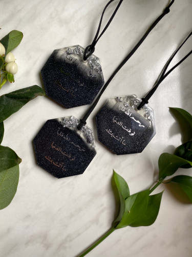 ميدالية سيارة باللون الأسود وورق الفضة