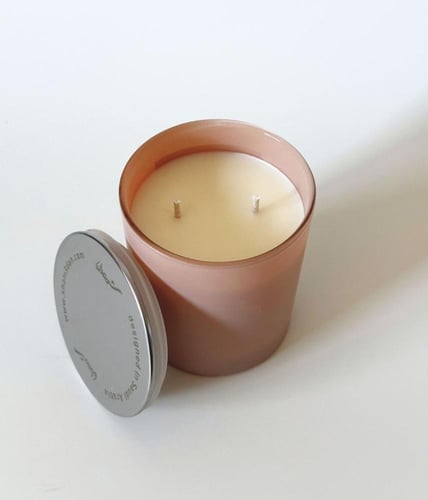 شمعة Amber + Lavender برائحة عنبر اللافندر