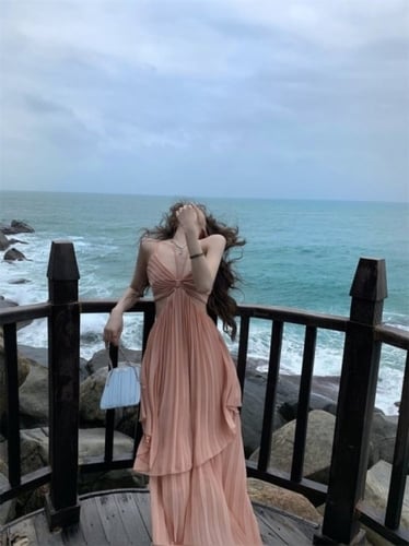 فستان بطيات تصميم راقي عاري الذراعين مفتوح الظهر