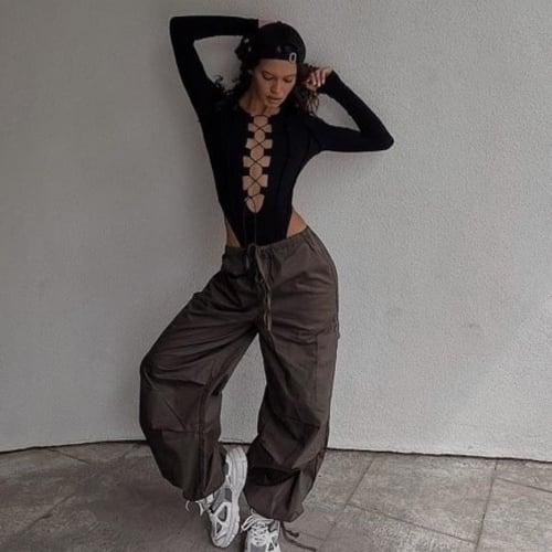 تي شيرت افرول بأكمام طويلة وفتحة رقبة مجوفة بحمالا...