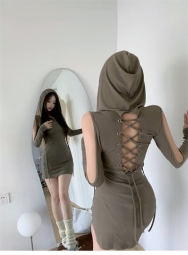 فستان بأكمام طويلة بغطاء للراس مع فتح الظهر