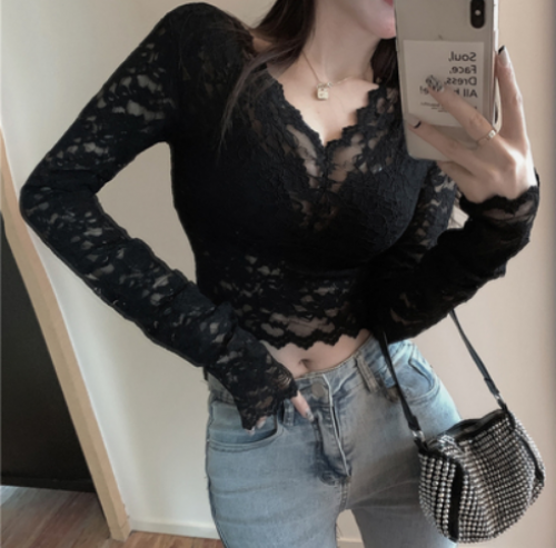 بلوزه دانتيل اكمام طويلة وفتحة رقبة على شكل V