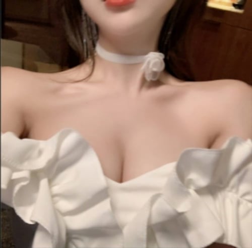 ( بلوزه قصيره حماله كشكشه اكمام قصيره بأكتاف مكشوف...