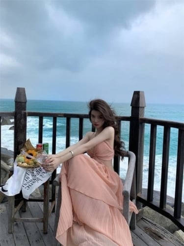 فستان بطيات تصميم راقي عاري الذراعين مفتوح الظهر