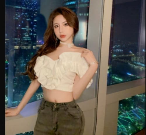 ( بلوزه قصيره حماله كشكشه اكمام قصيره بأكتاف مكشوف...