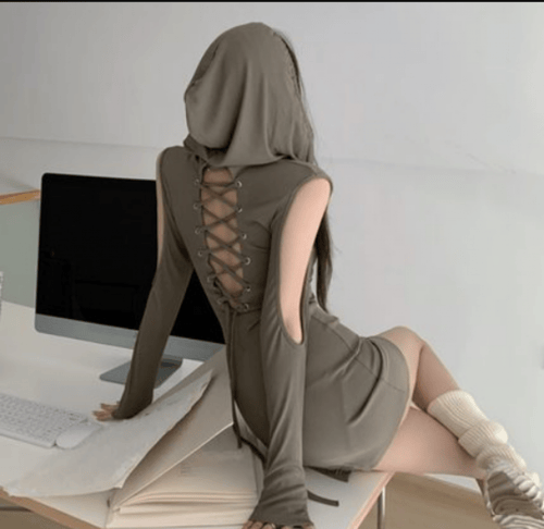 فستان بأكمام طويلة بغطاء للراس مع فتح الظهر