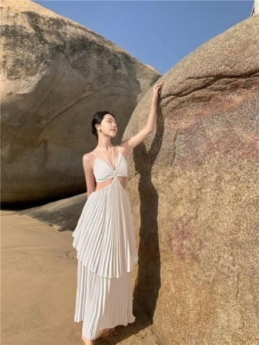 فستان بطيات تصميم راقي عاري الذراعين مفتوح الظهر