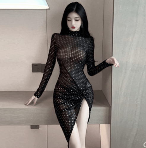 فستان دانتيل شفاف بأكمام طويلة مع فتحه جانبيه